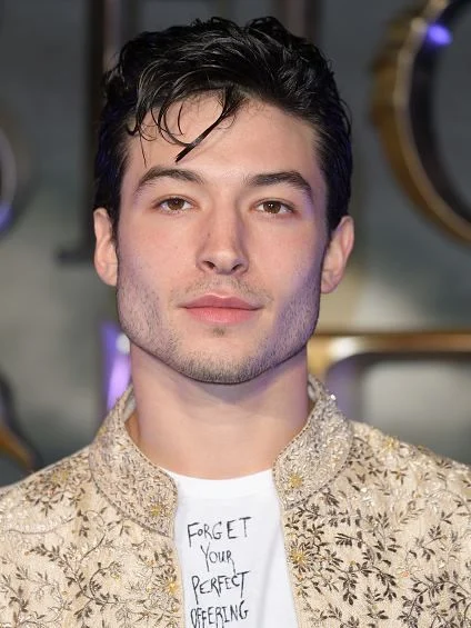Ezra Miller como Flash