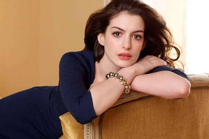 Anne Hathaway como Amelia Brand