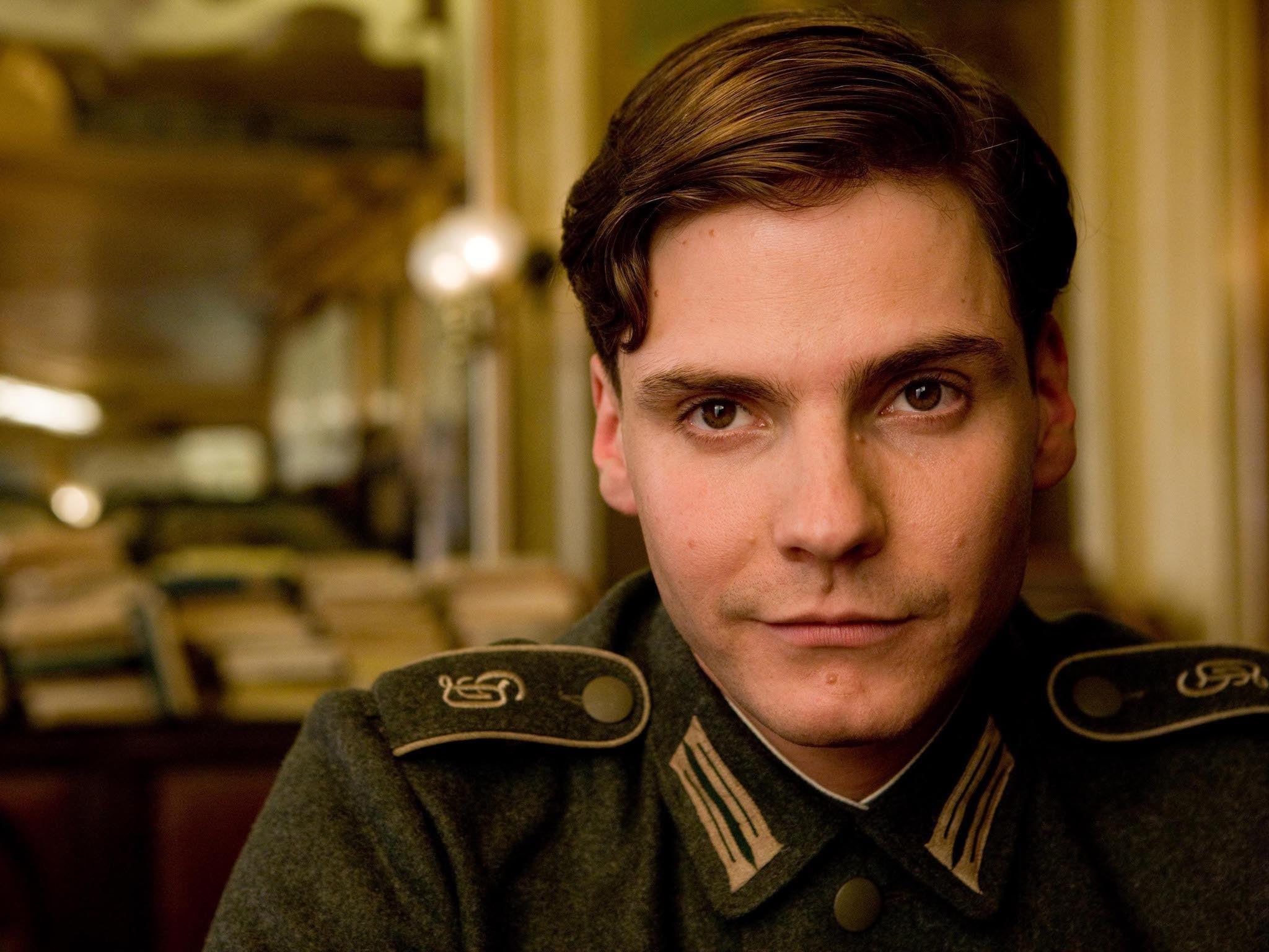 Daniel Brühl como Fredrick Zoller