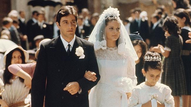 Exteriores: boda inicial y Sicilia