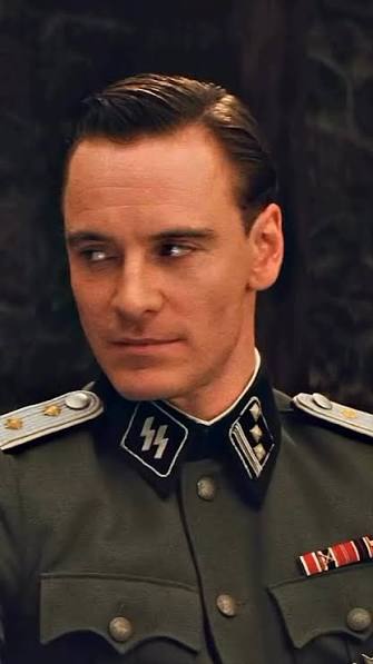 Michael Fassbender como Archie Hicox