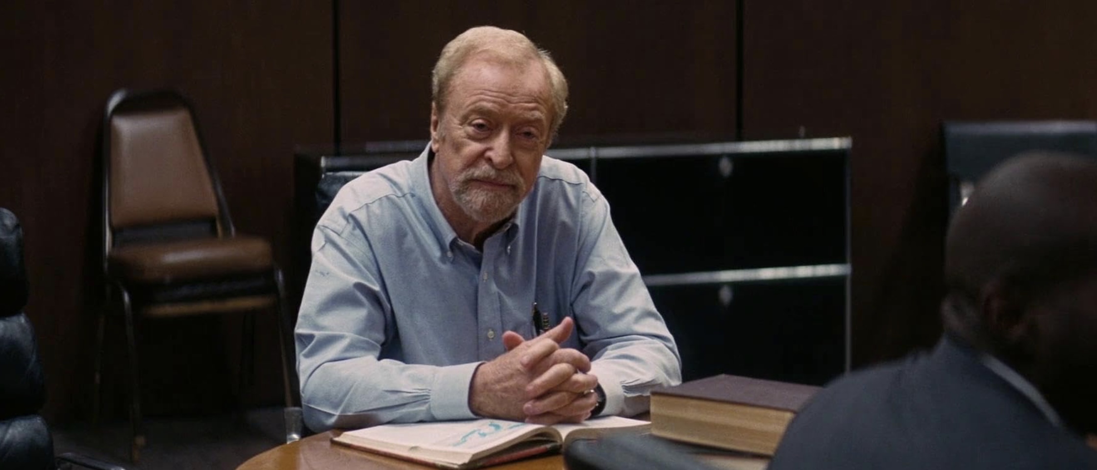 Michael Caine como el profesor Brand